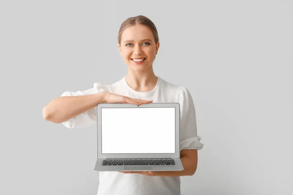 Vacker Ung Kvinna Som Håller Laptop Med Tom Skärm Grå — Stockfoto
