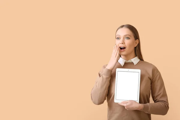 Överraskad Ung Kvinna Som Håller Tablett Dator Med Tom Skärm — Stockfoto