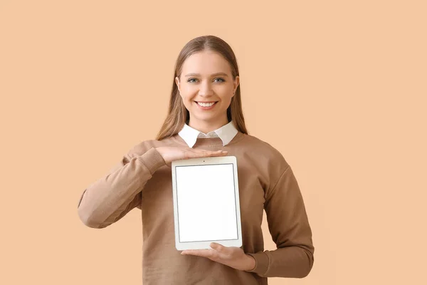 Hermosa Mujer Joven Sosteniendo Tableta Con Pantalla Blanco Fondo Color —  Fotos de Stock