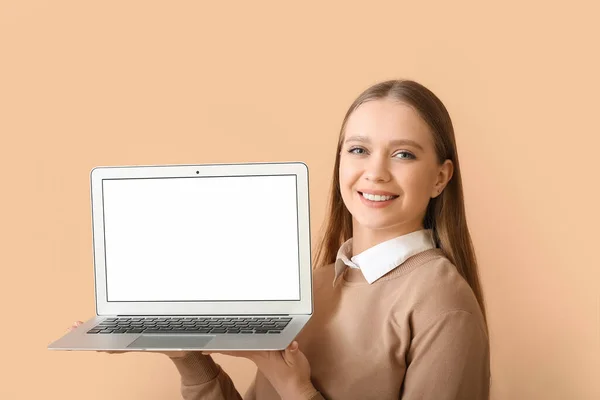 Piękna Młoda Kobieta Trzyma Laptopa Pustym Ekranem Tle Koloru — Zdjęcie stockowe