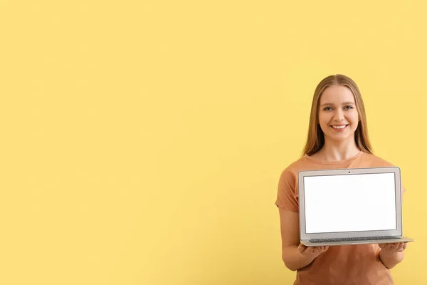 Schöne Junge Frau Hält Laptop Mit Leerem Bildschirm Auf Farbigem — Stockfoto