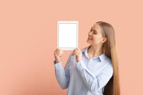 Hermosa Mujer Joven Sosteniendo Tableta Con Pantalla Blanco Fondo Color —  Fotos de Stock