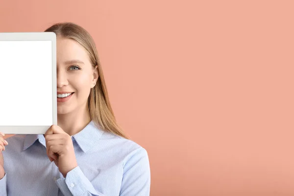 Krásná Mladá Žena Držící Tablet Počítač Prázdnou Obrazovkou Barevném Pozadí — Stock fotografie