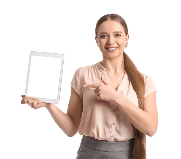漂亮的年轻女子拿着空白屏幕的平板电脑 背景是白色的 — 图库照片