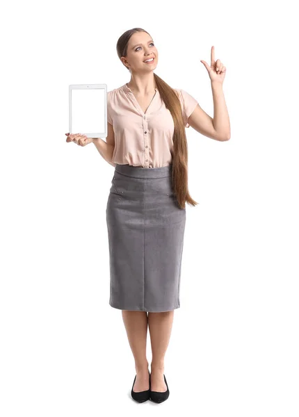 Piękna Młoda Kobieta Trzyma Tablet Pustym Ekranem Wskazując Coś Białym — Zdjęcie stockowe