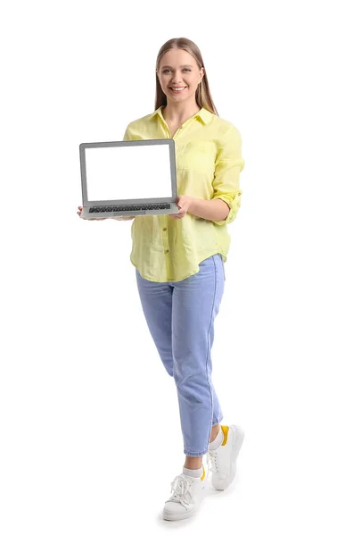 Vacker Ung Kvinna Som Håller Laptop Med Tom Skärm Vit — Stockfoto