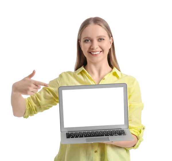 Gyönyörű Fiatal Gazdaság Laptop Üres Képernyő Fehér Háttér — Stock Fotó