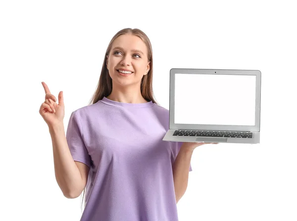 Piękna Młoda Kobieta Trzyma Laptopa Pustym Ekranem Wskazuje Coś Białym — Zdjęcie stockowe
