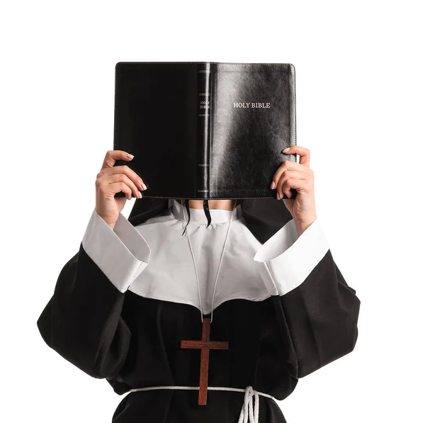 Ung Nunna Med Bibeln Vit Bakgrund — Stockfoto