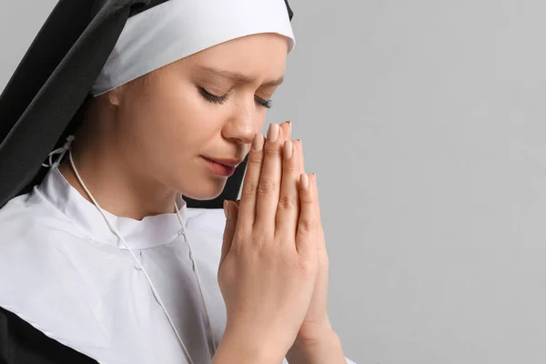 Joven Monja Religiosa Sobre Fondo Gris —  Fotos de Stock