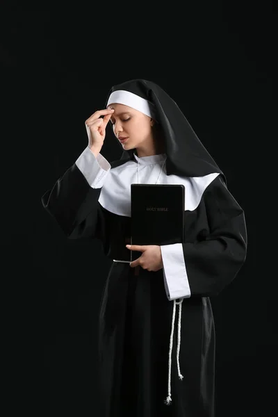 Ung Nunna Med Bibeln Mörk Bakgrund — Stockfoto