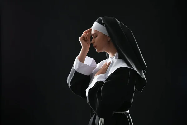Young Praying Nun Dark Background — Stock Photo, Image