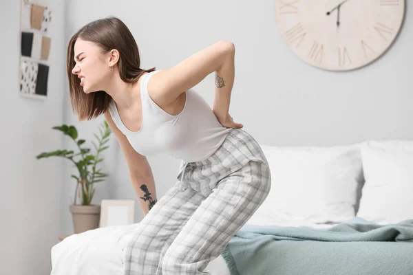 Mujer Joven Que Sufre Dolor Espalda Dormitorio — Foto de Stock