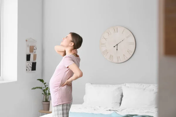 Mujer Embarazada Joven Que Sufre Dolor Espalda Dormitorio —  Fotos de Stock