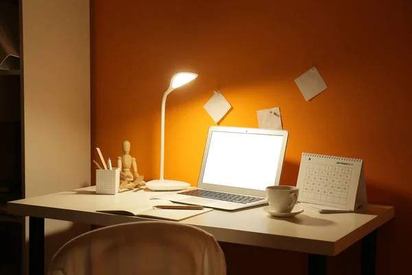 Elegante Lugar Trabajo Con Lámpara Portátil Moderno Cerca Pared Color — Foto de Stock