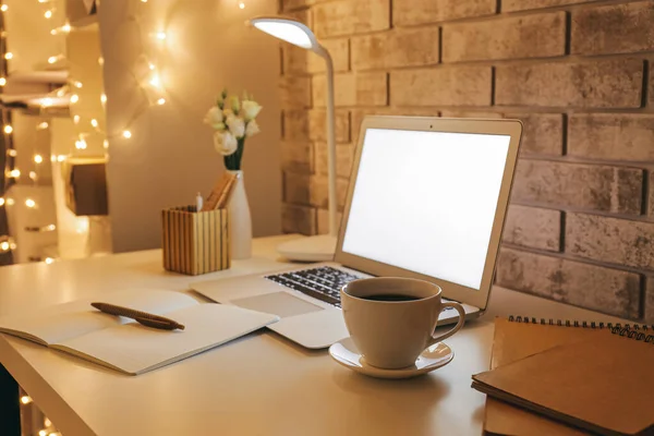 Snygg Arbetsplats Med Glödande Lampa Glödande Ljus Och Modern Laptop — Stockfoto