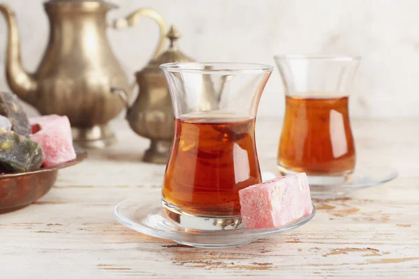 Окуляри Смачного Турецького Чаю Насолоди Столі — стокове фото