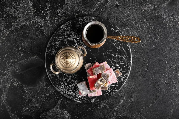 Deska Chutné Turecké Potěšení Kávovar Černém Pozadí — Stock fotografie