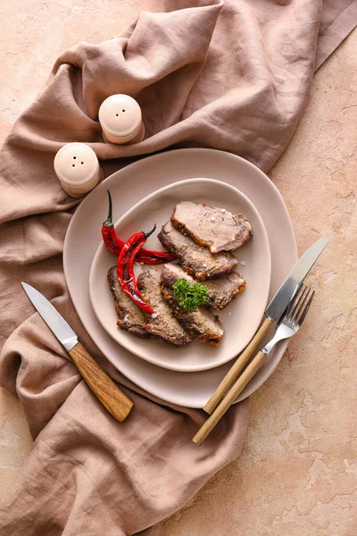 Platt Med Välsmakande Nötkött Brisket Färg Bakgrund — Stockfoto