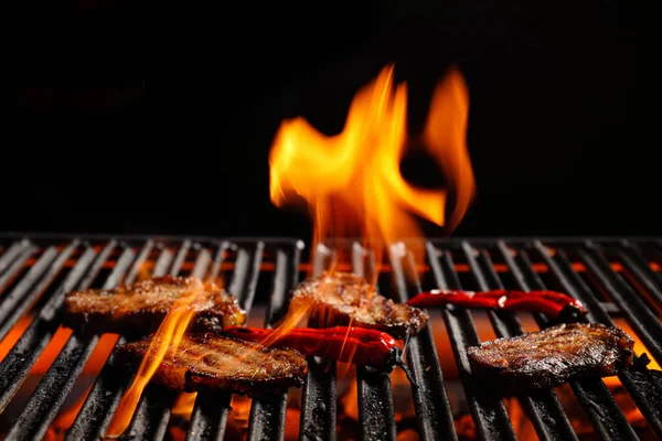 Peitoral Carne Com Pimenta Chamas Churrasqueira — Fotografia de Stock