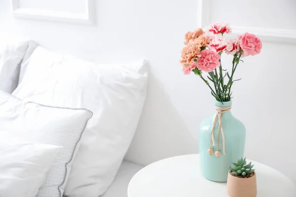 Vase Beautiful Carnations Table Bedroom — Stock Photo, Image