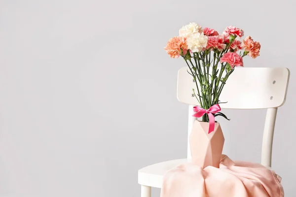 Vase Avec Belles Oeillets Sur Chaise Sur Fond Clair — Photo