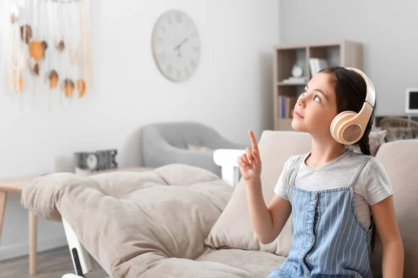 Niña Con Auriculares Escuchando Música Casa —  Fotos de Stock