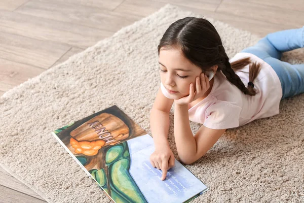 Little Girl Earphones Reading Book Home — Stock Photo, Image