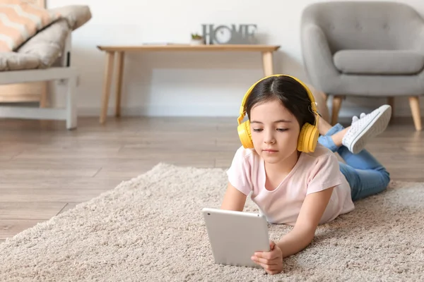 Little Girl Headphones Tablet Computer Listening Audiobook Home — Stock Photo, Image