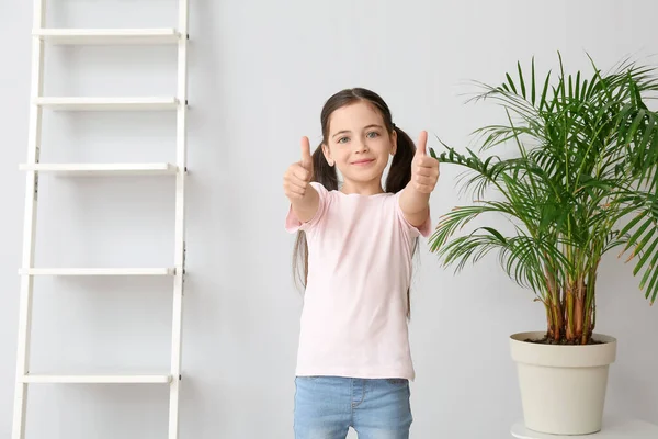 Κοριτσάκι Στυλάτο Μπλουζάκι Που Δείχνει Τον Αντίχειρα Στο Σπίτι — Φωτογραφία Αρχείου