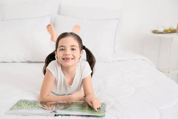 Маленькая Девочка Наушниками Читает Книгу Спальне — стоковое фото