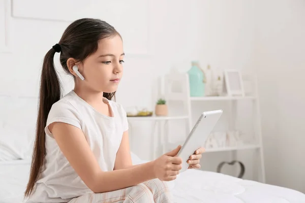 Little Girl Earphones Tablet Computer Listening Audiobook Bedroom — Stock Photo, Image