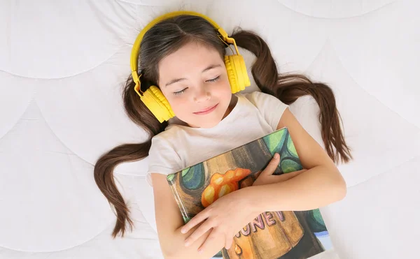 Little Girl Headphones Book Bedroom Top View — Stock Photo, Image
