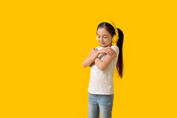 Κοριτσάκι Tablet Υπολογιστή Ακούγοντας Audiobook Φόντο Χρώμα — Φωτογραφία Αρχείου