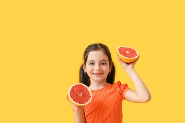 Kislány Friss Ízletes Grapefruit Színes Háttér — Stock Fotó