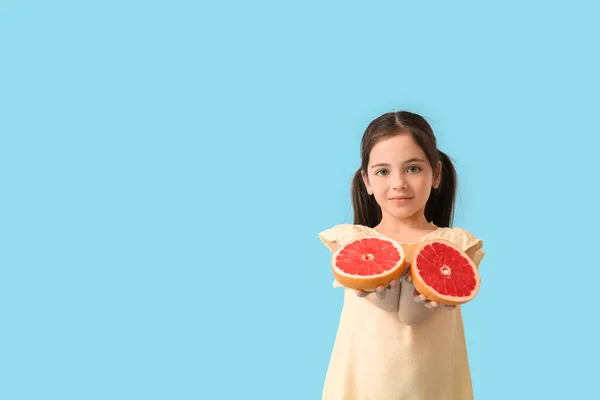 Little Girl Fresh Tasty Grapefruit Color Background — Stock Photo, Image