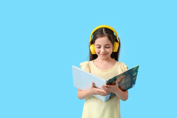 Little Girl Headphones Book Color Background — Stock Photo, Image