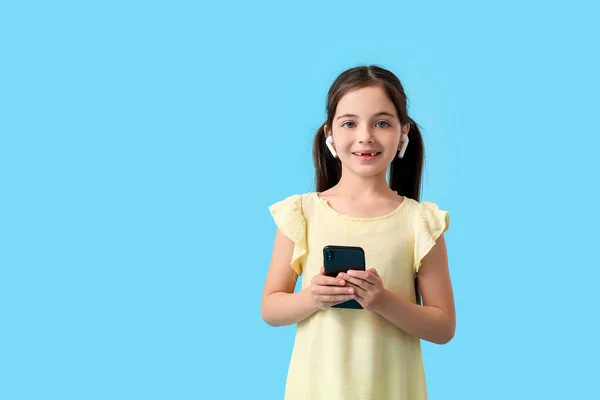 Little Girl Earphones Mobile Phone Color Background — Stock Photo, Image