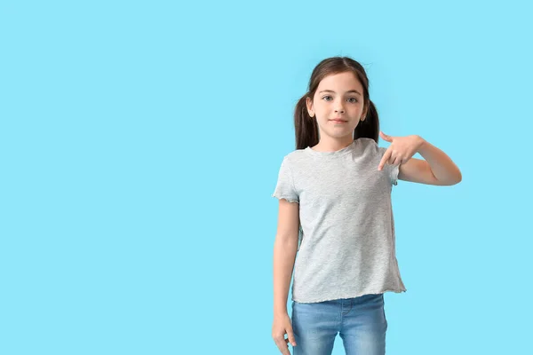Μικρό Κορίτσι Κομψό Shirt Στο Χρώμα Φόντο — Φωτογραφία Αρχείου