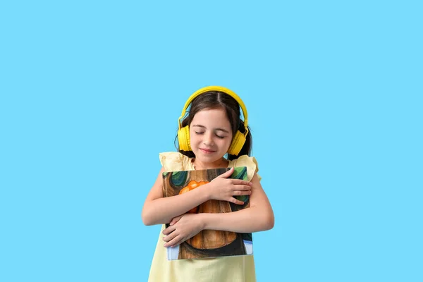 Menina Com Fones Ouvido Livro Sobre Fundo Cor — Fotografia de Stock