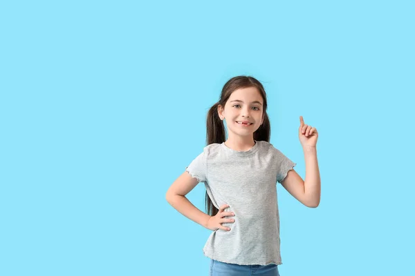 Niña Elegante Camiseta Con Dedo Índice Levantado Fondo Color — Foto de Stock