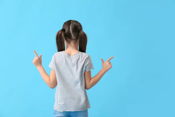 Petite Fille Shirt Élégant Pointant Quelque Chose Sur Fond Couleur — Photo