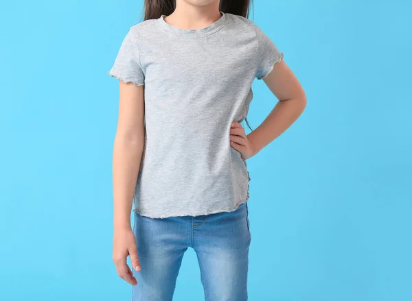 Menina Camiseta Elegante Fundo Cor Vista Frontal — Fotografia de Stock