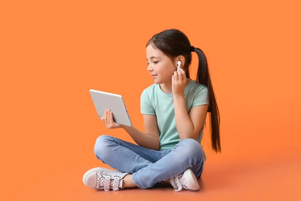 Menina Com Computador Tablet Fones Ouvido Fundo Cor — Fotografia de Stock