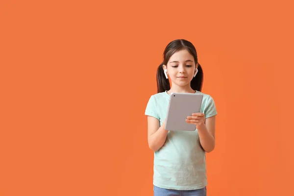 Little Girl Tablet Computer Earphones Color Background — Stock Photo, Image