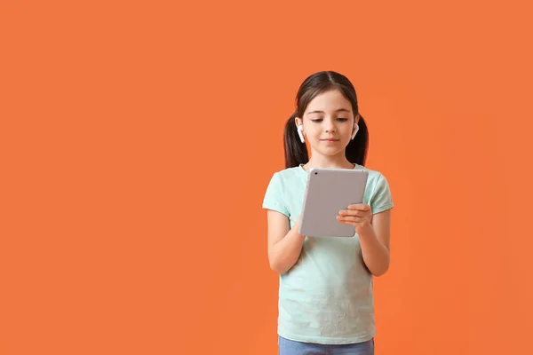 Menina Com Computador Tablet Fones Ouvido Fundo Cor — Fotografia de Stock