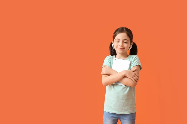Κοριτσάκι Tablet Υπολογιστή Και Ακουστικά Στο Φόντο Χρώμα — Φωτογραφία Αρχείου