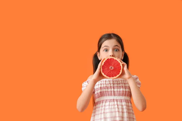 Meglepett Kislány Friss Grapefruit Színes Háttér — Stock Fotó
