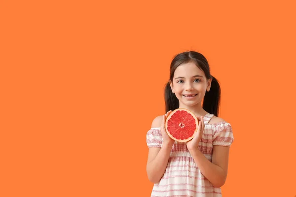 Bambina Con Pompelmo Fresco Gustoso Sfondo Colore — Foto Stock