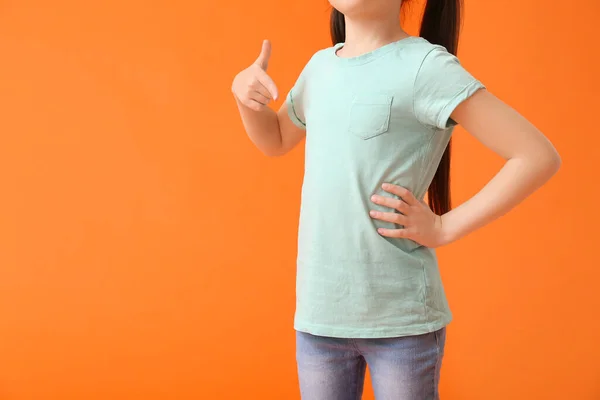 Gadis Kecil Dengan Shirt Bergaya Dengan Latar Belakang Warna — Stok Foto